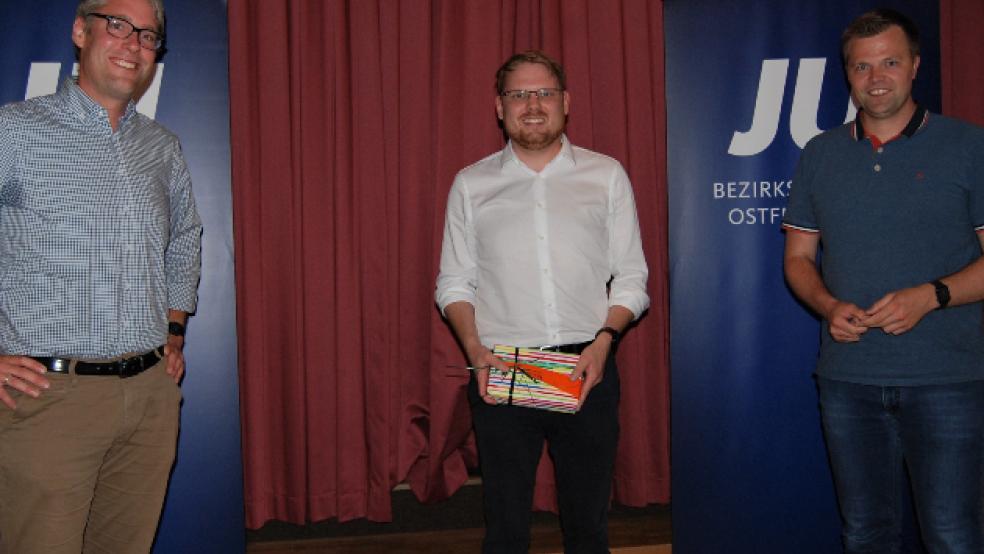 Zwei Kandidaten und ein Abgeordneter: Von links Heiko Abbas, Bürgermeisterkandidat der CDU in Weener, Malte Blümel, wiedergewählter Bezirksvorsitzender der Jungen Union und Kandidat für ein Ratsmandat in Jemgum, und Christian Fühner, Landesvorsitzender der JU und CDU-Landtagsabgeordneter.  © Hoegen