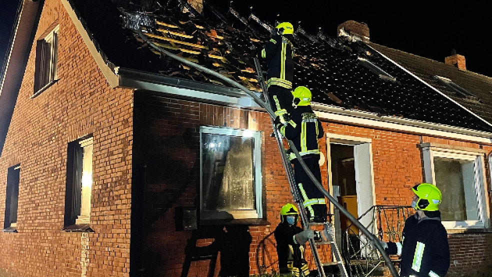 Der Dachstuhl der Doppelhaushälfte wurde durch das Feuer komplett zerstört. © Feuerwehr
