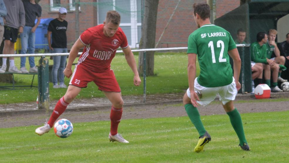 Tom Siemens (links) bereitete gegen Larrelt (hier Sven van Laaten) mit einem starken Eckball das 2:0 seiner Bunder vor. © Foto: Born