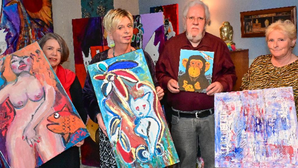 Maria Hartenstein, Katja Zwezerijnen, Dieter Hamm und Conny Boehme (von links) stellen ihre Bilder im Kunst- und Theatercafé „Bei Katja am Hafen“ aus. © Bruins