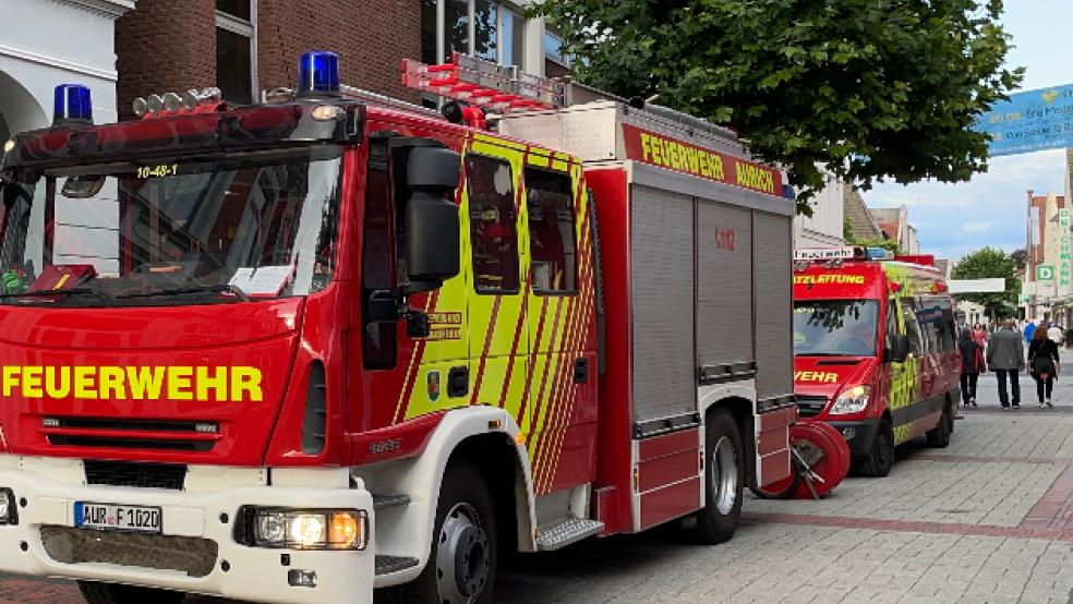 Aus einem Keller eines Geschäftshauses in der Auricher Innenstadt pumpte die Feuerwehr 180.000 Liter Wasser ab. © Feuerwehr