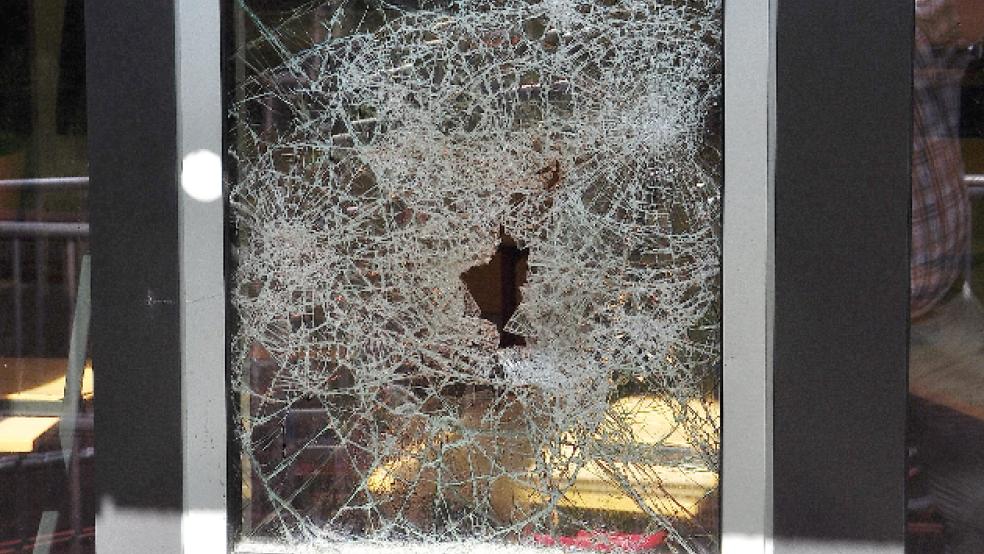 Der unbekannte Täter zerstörte dieses Fenster und hing einen Schlauch in das Loch im Fenster, so setzte er den Schulraum unter Wasser. © Wolters