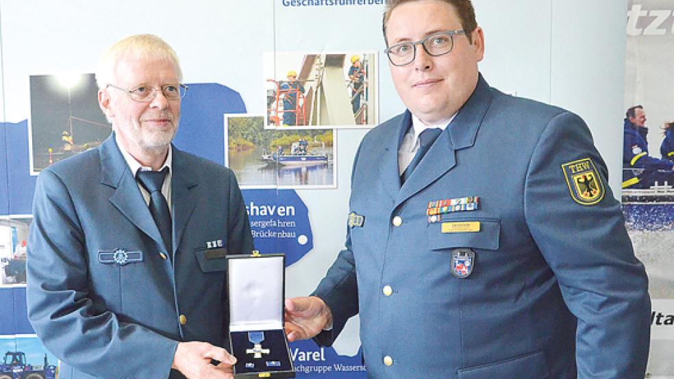 Johannes Barth aus Möhlenwarf wurde durch Stefan Sandstede mit dem THW-Ehrenzeichen in Silber ausgezeichnet.  © Ammermann