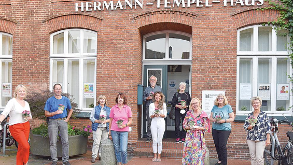 Der neue Vorstand des Freundeskreises Stadtbibliothek Leer. Im Bild von links: Doris Ulfers-Brandt, Lutz Peplow, Schriftführerin Heike Eiter, Gertrud Zanter, Bruno Schachner, die Vorsitzende Beate Stammwitz, Ulrike Gottlieb, die stellvertretende Vorsitzende Annette Schindler, Kassiererin Margrit Bächle-Fiks und Karin Adler.  © 