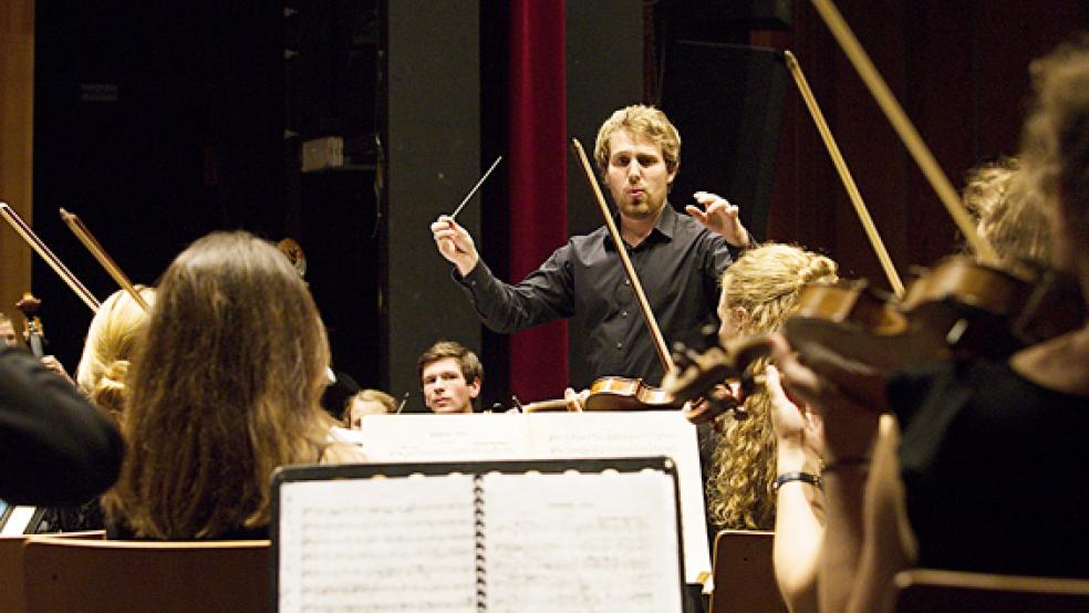 Der junge ungarische Chefdirigent Gábor Hontvári leitet dss Junge Philharmonische Orchester Niedersachsen.  © Foto: Krämer