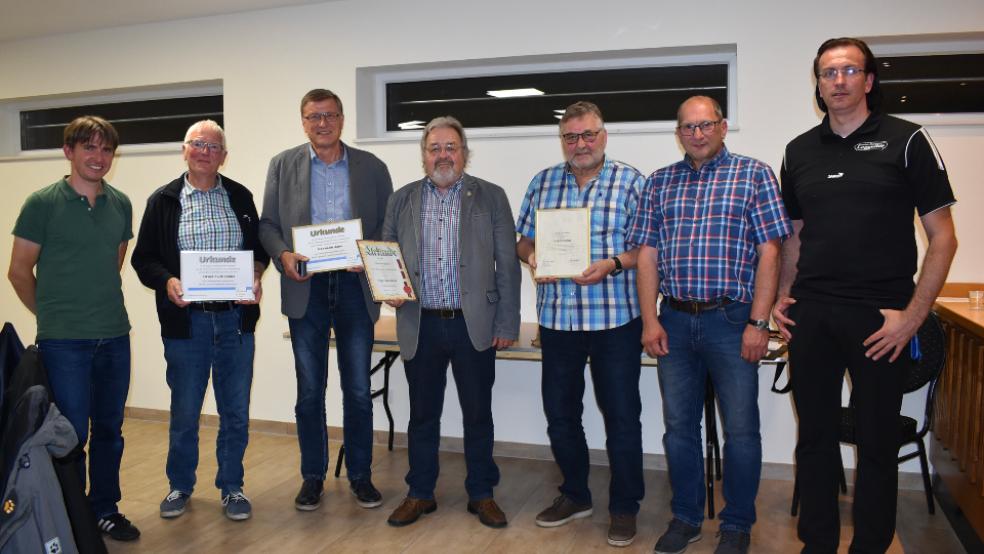Vorstandswahlen und Ehrungen beim SV Teutonia Stapelmoor: Auf dem Foto (von links) Micha Gerke (Finanzen), Heinrich Siemons (Silberne Ehrennadel), Hermann Jans (Goldene Ehrennadel), Egge Mansholt (Ehrenmitgliedschaft), Wolfgang Dehmel (»Vereinsheld«), Herbert Waltemathe (1. Vorsitzender) und Jürgen Siemens (Schriftverkehr und Organisation). Auf dem Foto fehlt Jan Klaaßen (Silberne Ehrennadel).  © Foto: Kuper