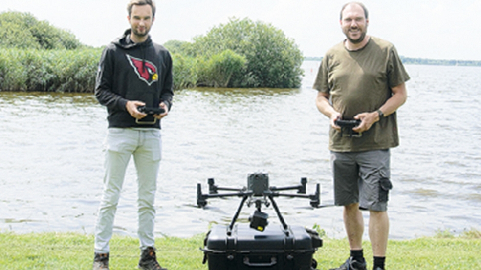 Die Bruterfolgsuntersuchung mit Einsatz einer Drohne führten Rewen Tölge (rechts) und Finn Thomsen (Mitarbeiter im Bundesfreiwilligendienst) am Großen Meer durch.  © Foto: ÖNSOF