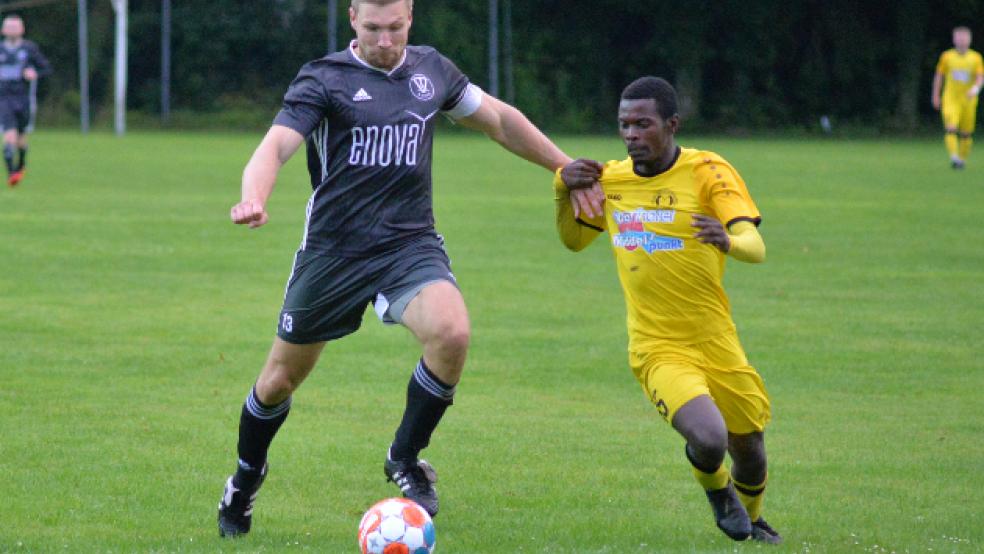 Eike Schmidt machte sich vor dem 3:0 ganz breit und ließ Galvany Kiasuva keine Chance, seinen Torschuss noch zu verhindern. © Foto: Born