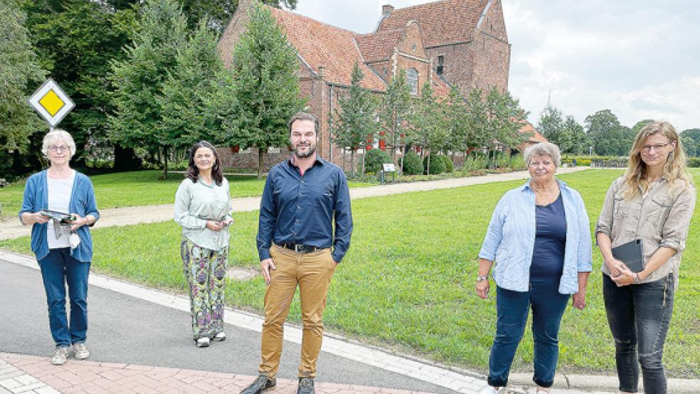 Ortstermin am Steinhaus: (von links) Helga van Hoorn, Gitta Connemann, Stevie Evers, Inge Sparringa und Ilka Sparringe.  © Foto: privat