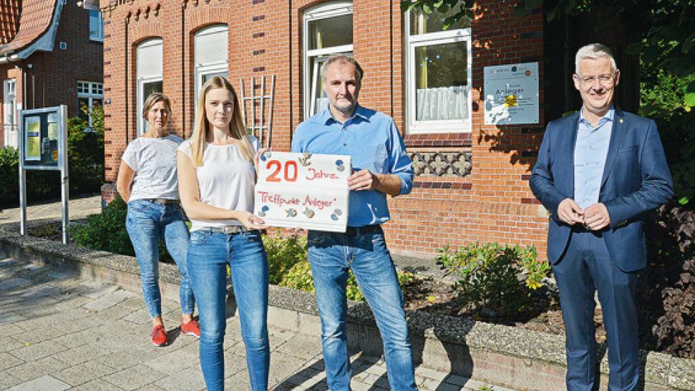 20 Jahre »Anleger«: (von links) Insa Kleemann vom Familienstützpunkt, Deike Vry und Frank Hellmers vom »Treffpunkt Anleger« und Landrat Matthias Groote.  © Foto: privat