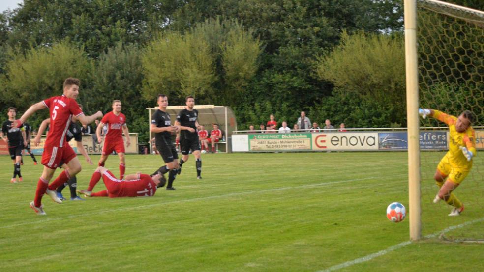 Joost Dirksen (links) köpft zum 2:1 ein. Dennis Janssen im Tor des SV Großefehn kann nur zusehen, zu platziert war der Kopfball des Bunders. © Foto: Born