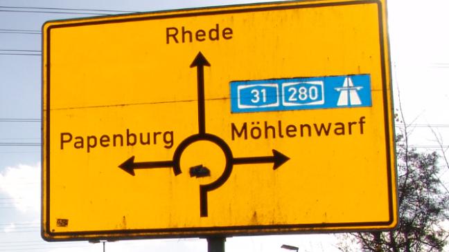 Motorradfahrer stürzt im Kreisel