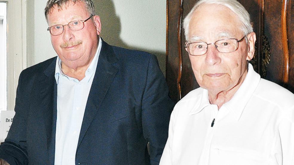 Dieter Schröer (links) ist neuer Vorsitzender des Schipper Klottje Leer, Günter Prahm kandidierte nicht mehr.  © Wolters