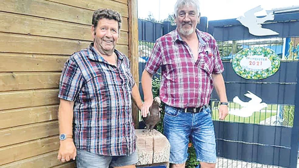 Rainer Schwarte, Meister von 2020 (rechts), übergibt dem neuen RV Meister Folkert Schröder den »Wanderpokal«.  © Foto: privat