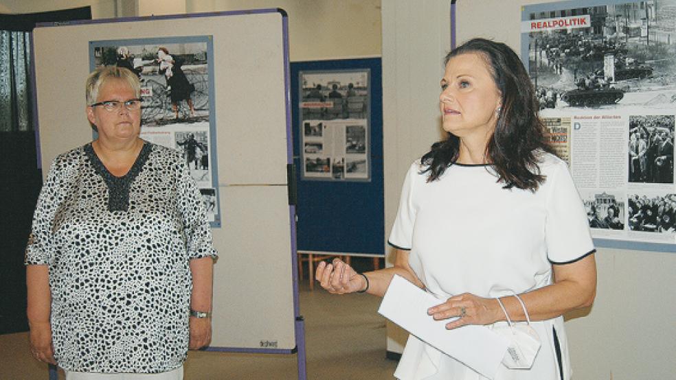 »Unrecht verjährt nicht«. Gitta Connemann bei der Eröffnung der Ausstellung »Die Mauer - Eine Grenze durch Deutschland«. Links im Bild die CDU-Stadtverbandsvorsitzende Hildegard Hinderks.  © Foto: Hoegen