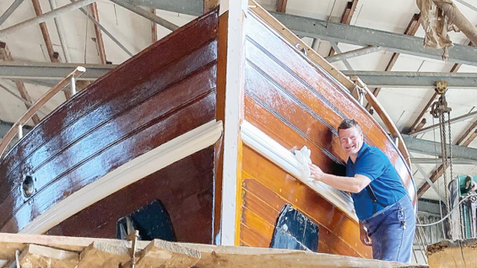 Bootsbaumeister Gerjet Hinderk Bültjer, junior, macht die abwechslungsreiche Arbeit viel Spaß. Rund 20 Mitarbeiter werden auf der Ditzumer Werft beschäftigt.  © Fotos: Boelmann