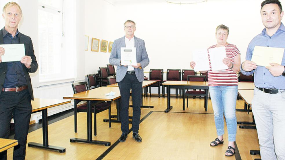 Die Mitarbeiter des Weeneraner Wahlamtes haben aktuell viel zu tun. Das Foto zeigt von links: Hermann Welp, Benno Renken, Traute Abbas sowie Andreas Broek.  © Foto: Berents