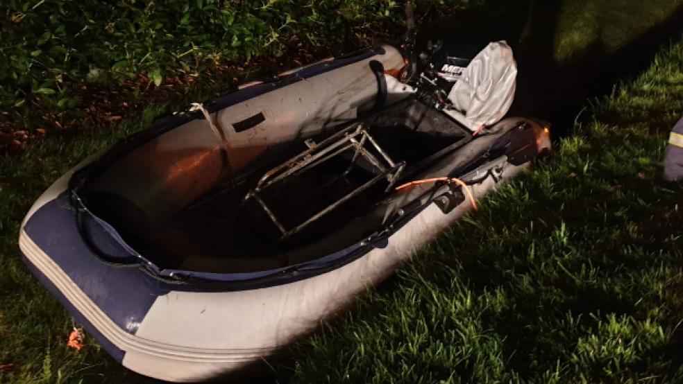 Unbekannte hatten ein Boot mit Außenbordmotor im Graben hinterlassen. © Feuerwehr