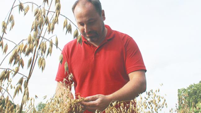 Bio-Bauer hat den Boden im Blick