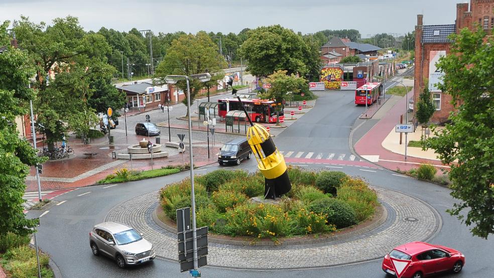 Der ZOB-Umbau beginnt am Mittwoch mit dem Abriss des Parkhauses beim Zollhaus (im Hintergrund). © Foto: Wolters