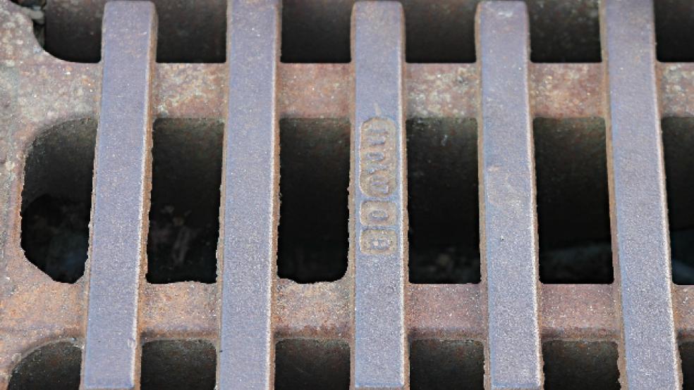 In Weener wurden diverse Gullydeckel ausgehoben und als Hindernisse im Straßenverkehr hinterlassen. Zudem wurde eine Straßenlaterne in der Burgstraße quer über die Fahrbahn gelegt. © Symbolfoto: Pixabay