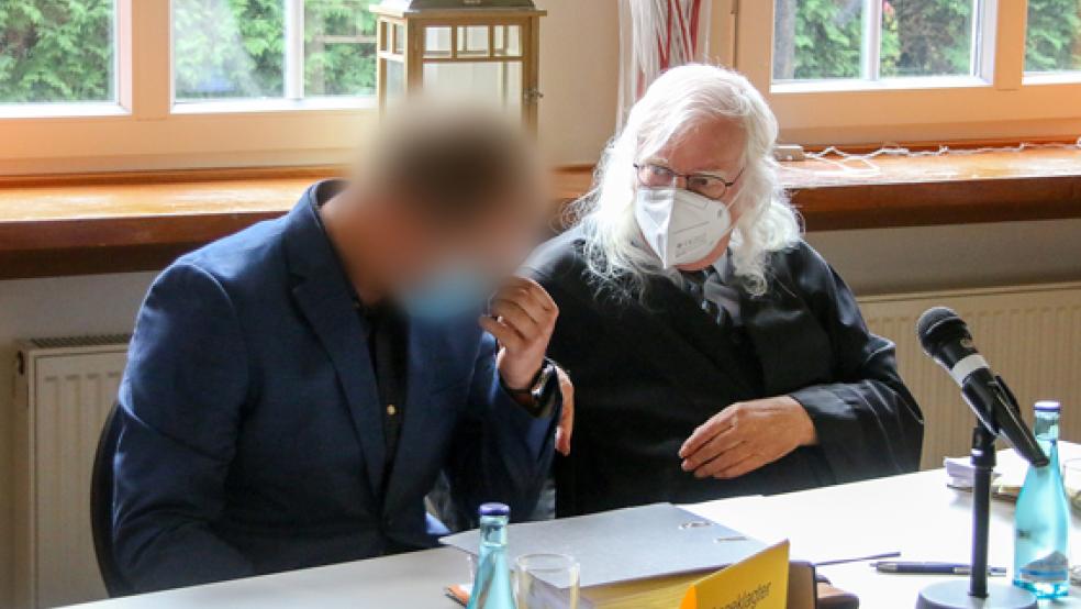 Der Angeklagte (links) sitzt kurz vor dem Prozess-Auftakt der Gerichtsverhandlung neben seinem Rechtsanwalt Reinhard Nollmann.  © Foto: dpa / Lennart Stock