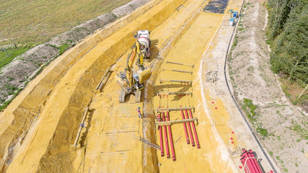 Ein ähnliches Bild wird sich bald im Rheiderland bieten: Hier in Borken in Nordrhein-Westfalen werden derzeit Erdkabel in offener Bauweise verlegt.  © Foto: Amprion