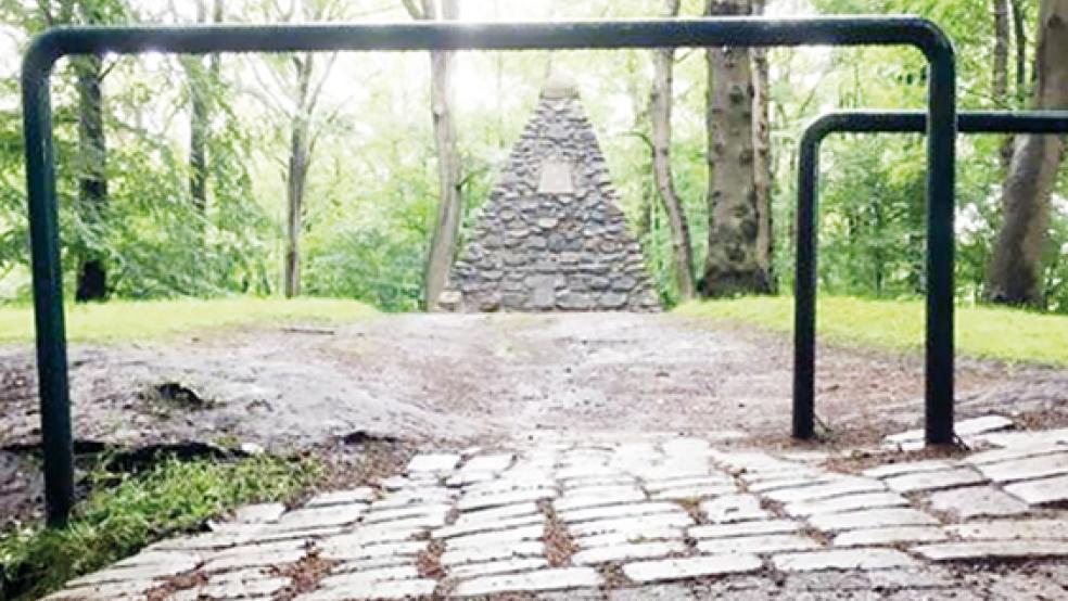 Eine Sperre macht den Zugang des Upstalsboom-Denkmals mit dem Wäldchen für Menschen mit Rollstuhl und Rollator unmöglich.  © Foto: Günther G. Meyer 
