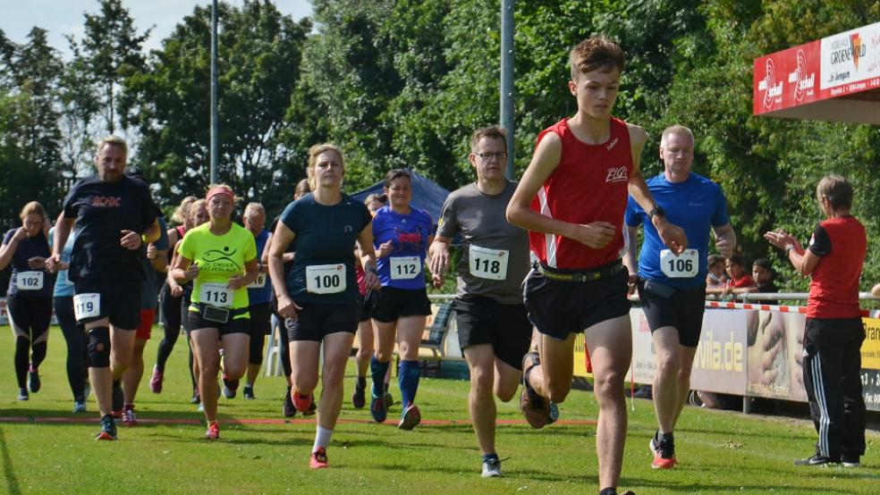 Auf dem Sportplatz des SV Ems Jemgum ging es am Sonntagvormittag für die rund 50 Läuferinnen und Läufer in Richtung Midlum los. Kurzfristig wurde auch eine Zeitnahme noch möglich gemacht.  © Foto: Ammermann