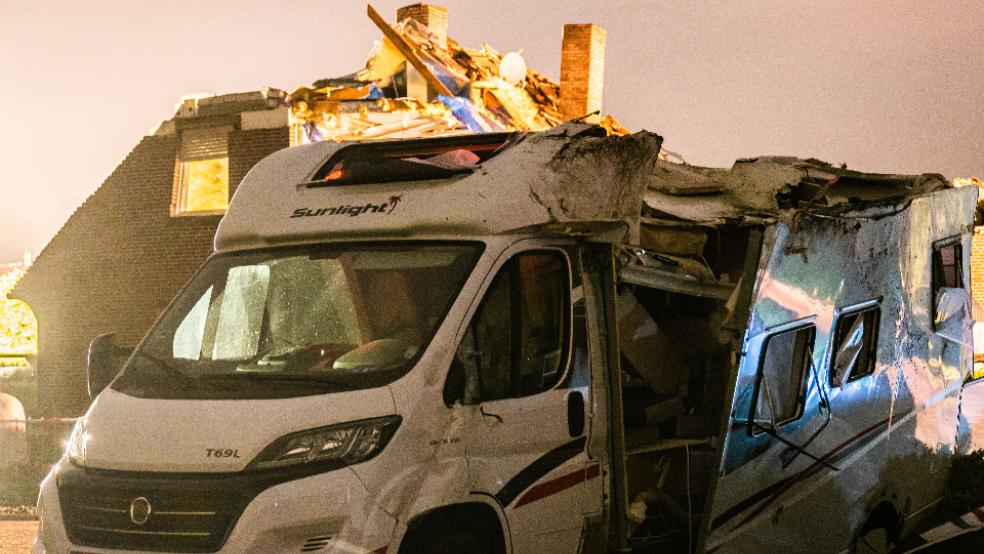 In der Gemeinde Großheide beschädigte der Sturm mindestens 50 Häuser und diverse Fahrzeuge wie dieses Wohnmobil. © Foto: dpa/Mohssen Assanimoghaddam