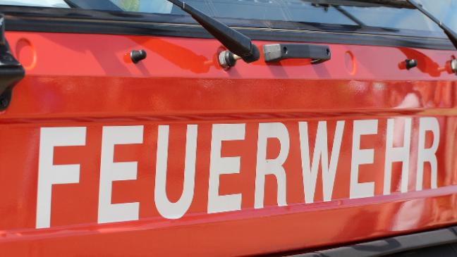 Holzhütte am Badesee geht in Flammen auf