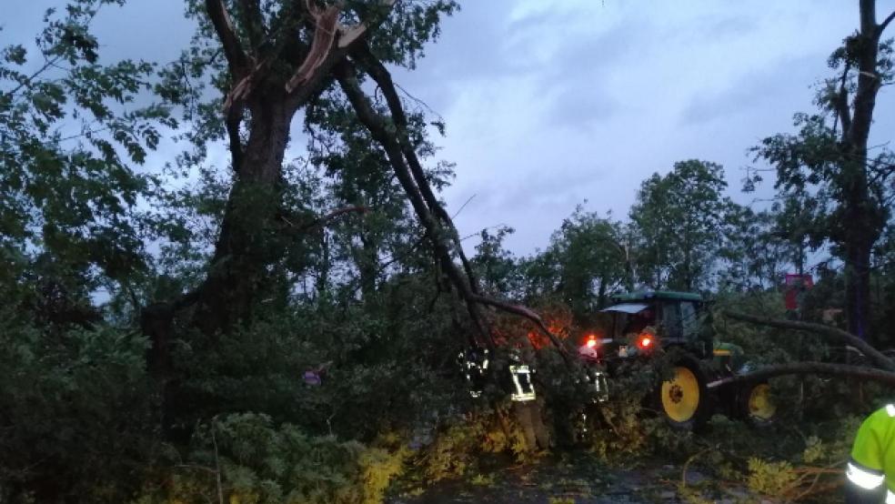 Die Aufräumarbeiten werden wohl einige Tage dauern. © Foto: Kreisfeuerwehr Aurich