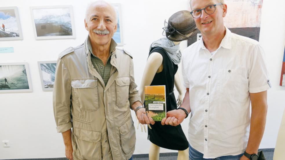 Tipps vom Profi: Andreas Jacobs lieferte Autor Lothar Englert (links) viele interessante Hintergrundinformationen aus der praktischen Polizeiarbeit  © Foto: Jürgens 