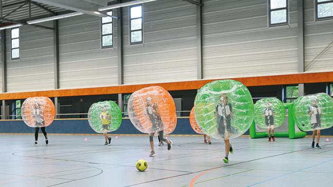 Statt Büchern einmal Bubble-Fußball im »Julius-Club«