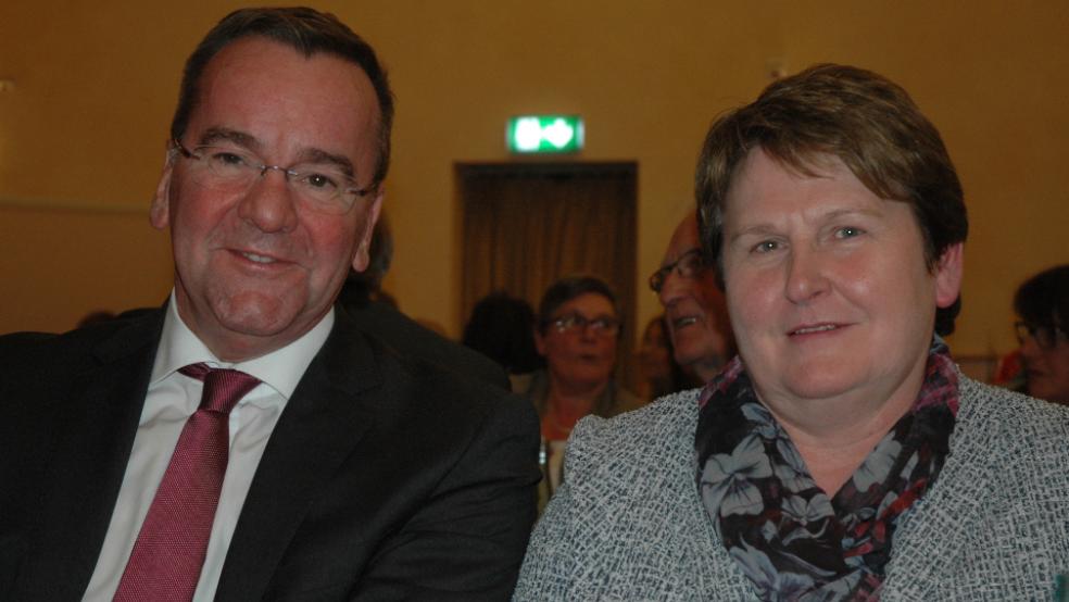 Niedersachsens Innenminister Boris Pistoris, hier in Bunde mit der SPD-Landtagsfraktionsvorsitzenden Hanne Modder, betont die Notwendigkeit eines gut ausgerüsteten Brand- und Katastrophenschutzes im ländlichen Bereich. © Archivfoto: Szyska