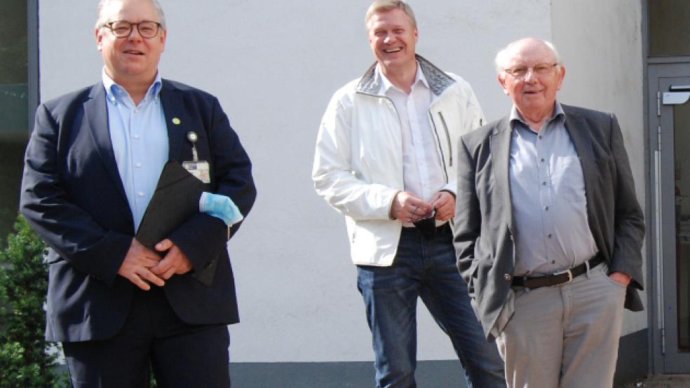 Sprachen in Weener auch über das Thema Ärzteversorgung: Von links Klinikum-Geschäftsführer Holger Glienke, der CDU-Landtagsabgeordnete Ulf Thiele und Jakobus Baumann, Vorsitzender des Allgemeinen Krankenhausvereins. © Hoegen
