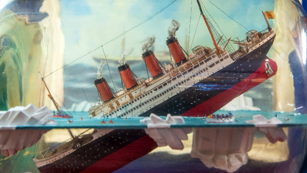 In einer von 83 Flaschen im Buddelschiffmuseum wird der Untergang der »Titanic« nachgestellt. © Foto: Schuldt (dpa)