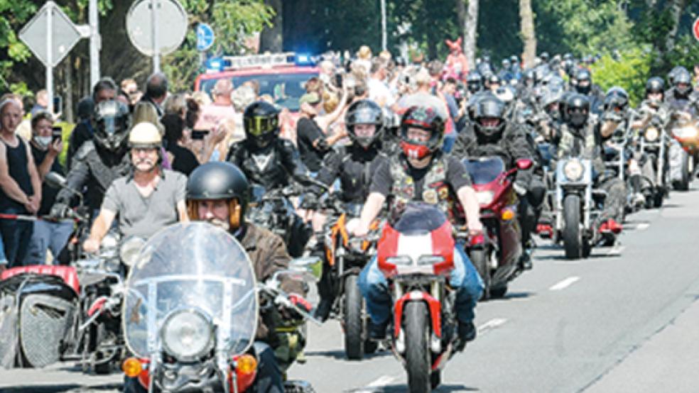 Biker-Freunde der Familie Sass hatten dann die Idee gehabt, für den 24. Juli eine Motorrad-Sternfahrt zu organisieren und vor Kilians Zuhause die Maschinen röhren, donnern und jaulen zu lassen und dem sterbenskranken Kilian damit eine Freude zu machen.  © Foto: General Anzeiger