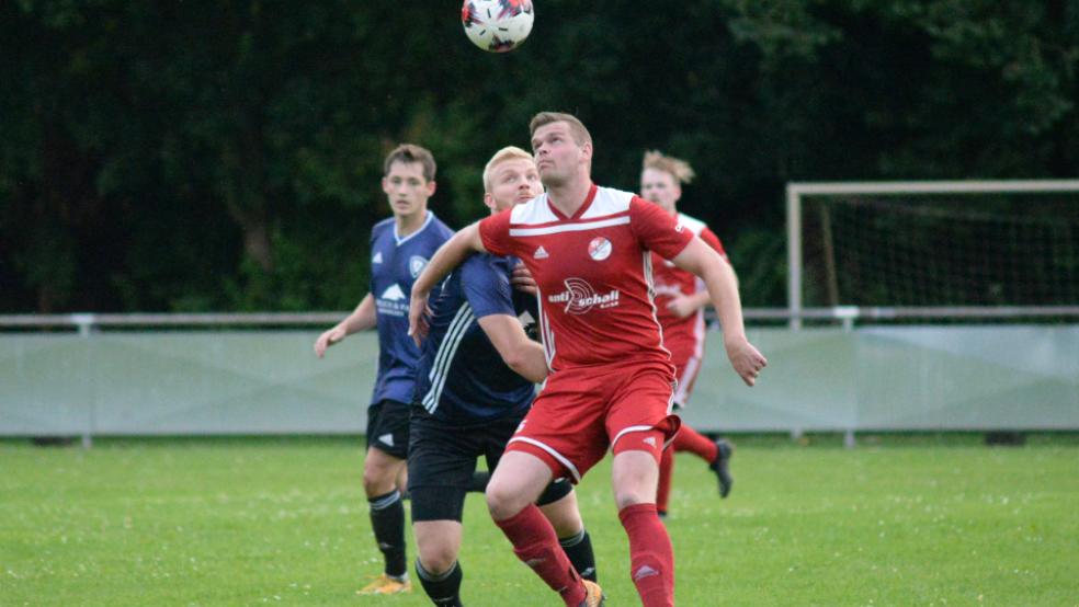 Arne Brandt erzielte das 1:0, traf später aber nur den Pfosten und flog mit Jemgum gegen Jheringsfehn/Stikelkamp/Timmel (hinter ihm Tim Freudenberg) aus dem Ostfrieslandpokal.  © Foto: Born