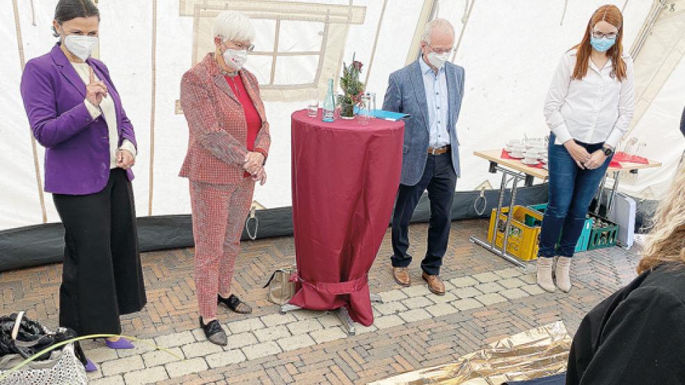 Interessiert verfolgen (von links) Gitta Connemann (CDU-Bundestagsabgeordnete), DRK-Präsidentin Gerda Hasselfeldt, DRK-Kreisvorsitzender Bernhard Bramlage und Jugendrotkreuzleiterin Elke Rose aus Boen das Anlegen eines Druckverbandes.  © Foto: Kuper