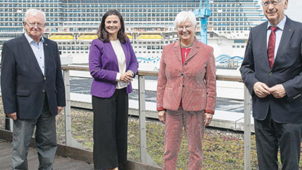 Dr. Rudolf Seiters, Gitta Connemann, DRK-Präsidentin Gerda Hasselfeldt und Werft-Chef Bernard Meyer (von links) trafen sich auf der Meyer Werft. Hasselfeldt machte sich ein Bild davon, wie die Werft durch die Pandemie kommt.  © Foto: Meyer Werft