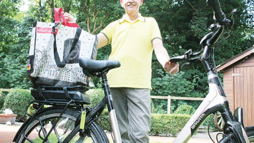 Der Großwolder Helmut Bron hat sich für das Sammeln tausender Pfandflaschen belohnt und ein neues E-Bike gekauft.  © Foto: Busemann