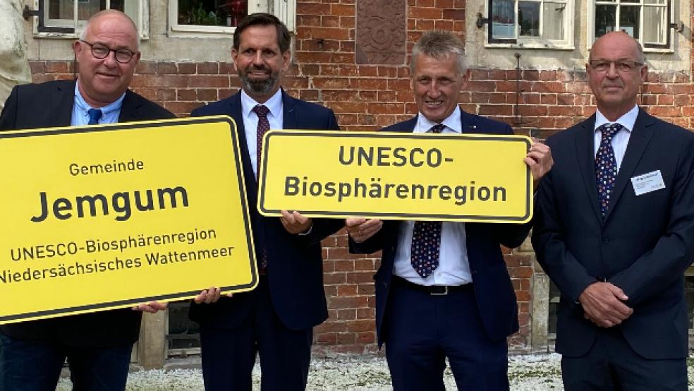 Nach der Unterzeichnung der Kooperationsvereinbarung gestern auf Schloss Gödens in Sande(von links): Jemgums Bürgermeister Hans-Peter Heikens, Niedersachsens Umweltminister Olaf Lies sowie der Leiter und der zuständige Dezernatsleiter der Nationalparkverwaltung Niedersächsisches Wattenmeer, Peter Südbeck und Jürgen Rahmel. © Foto: privat