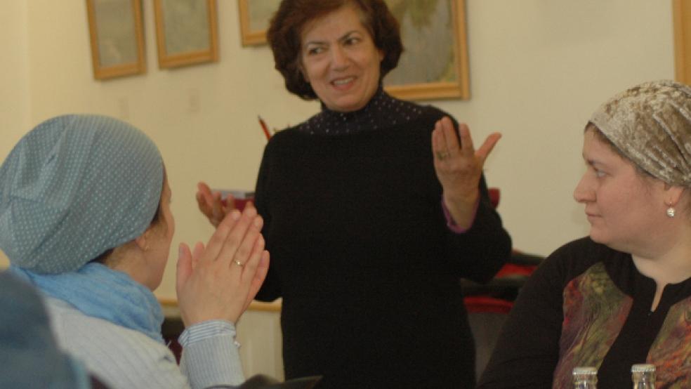 Zorah Chopan von Leeraner Verein »L’Afghan – Hilfe für Frauen und Kinder in Afghanistan« im März 2018 im Rathaus in Weener: Anlässlich des Welt-Frauentages forderte sie die Teilnehmerinnen eines Erzählcafés auf, weltweit gegen die Unterdrückung von Frauen zu kämpfen. © Archivfoto: Szyska