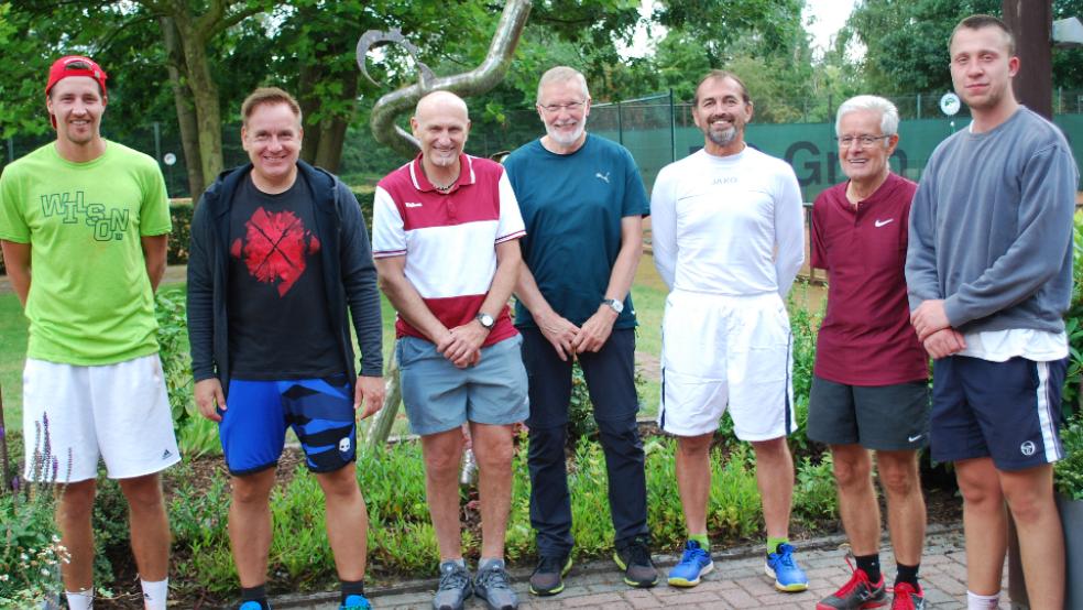 Sieger und Platzierte der TC Grün-Weiß Open: Helge Reuter (von links), Alexander Thiele, Fritz Tauber, Heiner Willms, Bernhard Klabe, Egon Slink und Klaas Wumkes.  © Foto: TC Grün-Weiß Leer