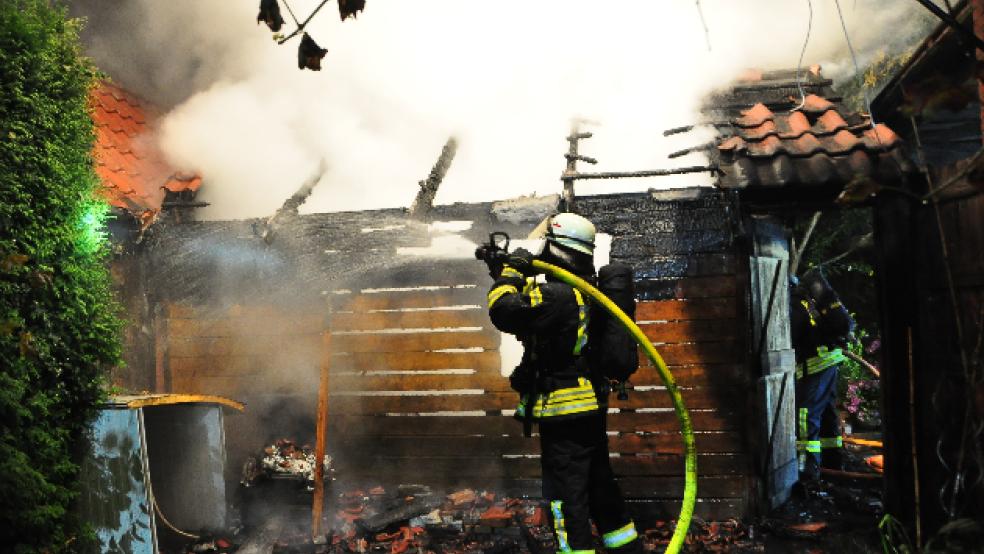 Die Feuerwehren aus Leer, Bingum und Loga waren mit insgesamt zehn Fahrzeugen im Einsatz. © Foto: Wolters