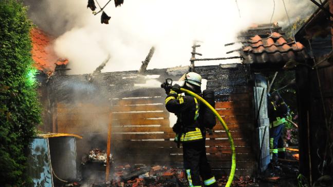 Feuerwehr verhindert Übergreifen der Flammen