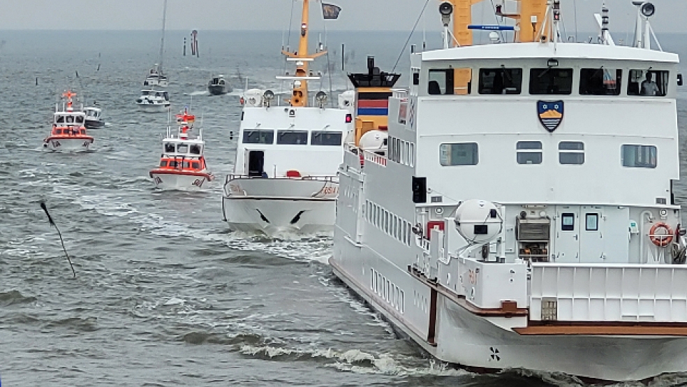 Die havarierte Inselfähre „Frisia XI“ (Mitte) im Schlepp der größeren Schwester „Frisia IX“ (vorn) und des Seenotrettungsbootes „Hans Dittmer“ (hinten). Dahinter sichert das Seenotrettungsboot „Otto Diersch“ den Schleppverband. © Foto: DGzRS