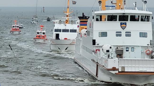 Seenotretter schleppen Inselfähre ab