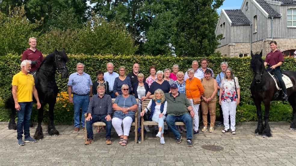 Ein Besuch des Friesenpferde-Gestüts »Polderhof« von Helmuth Brümmer (links) in Bunderhee am Nachmittag war ein Höhepunkt des Klassentreffens dieser 21 ehemaligen Schülerinnen und Schüler, die 1970 die Volksschule Bunde verließen. © Foto: Kuper